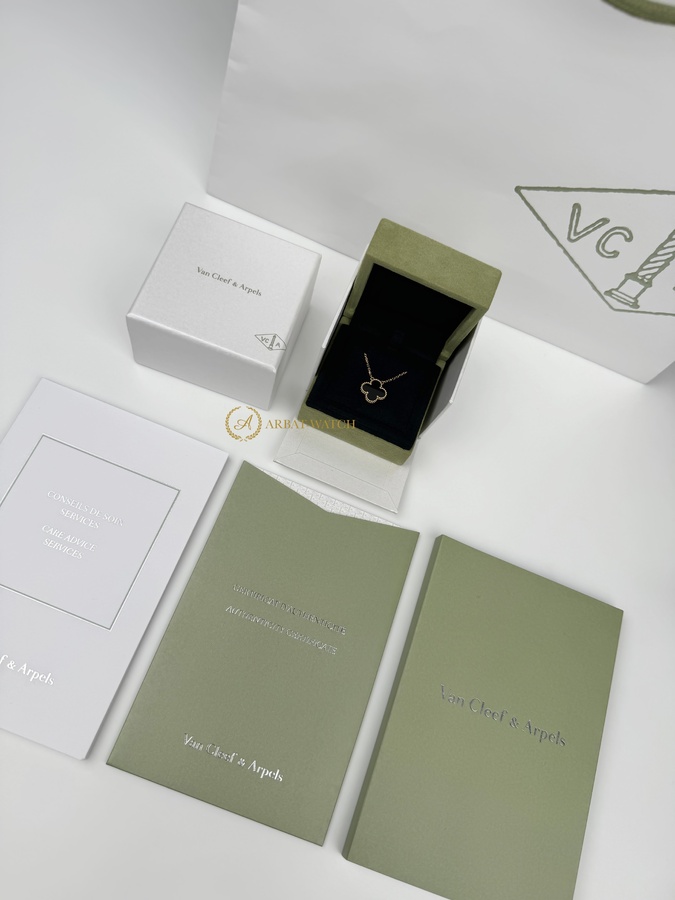 Подвеска Van Cleef & Arpels Vintage Alhambra Onyx Yellow Gold