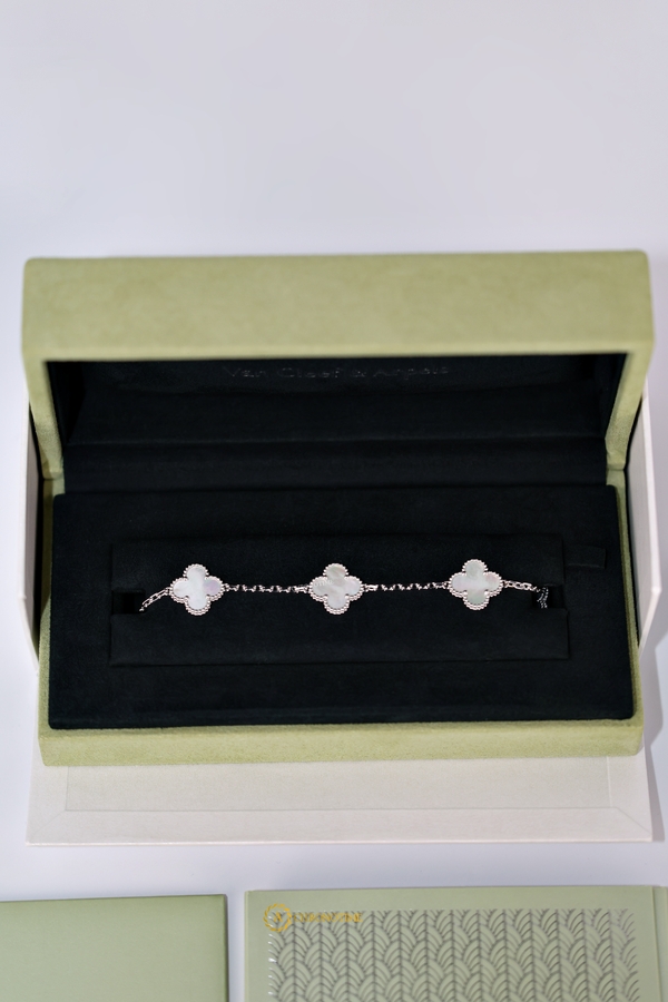 Браслет Van Cleef & Arpels Vintage Alhambra Pearl White Gold 5 мотивов - Швейцарские часы Браслет Van Cleef & Arpels Vintage Alhambra Pearl White Gold 5 мотивов