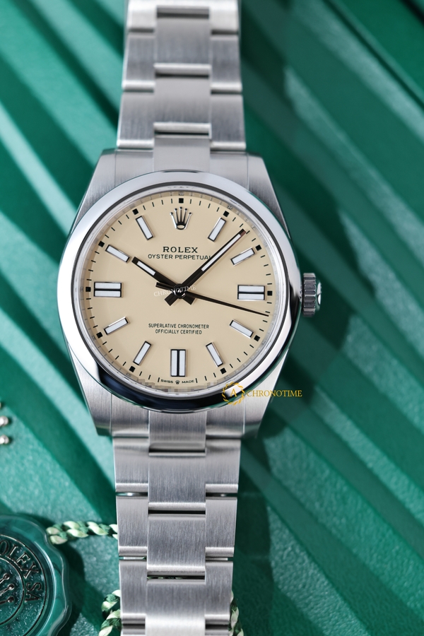 Rolex Oyster Perpetual 41 mm Oystersteel Beige Dial 134300