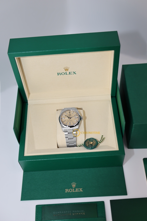 Rolex Oyster Perpetual 41 mm Oystersteel Beige Dial 134300