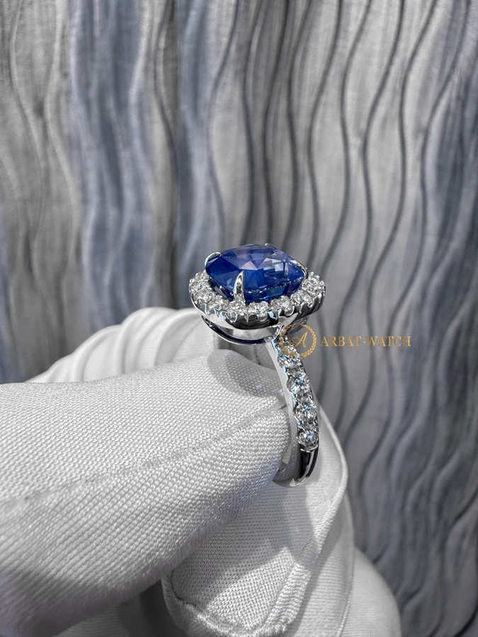 Кольцо «Natural Blue Sapphire Vivid Blue (Cornflower) No Heating 5,25 ct. 18k White Gold Diamonds