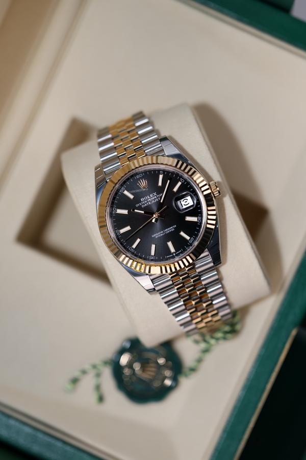 Rolex Datejust 41 mm Yellow Rolesor Bright Black Dial 126333 Jubilee