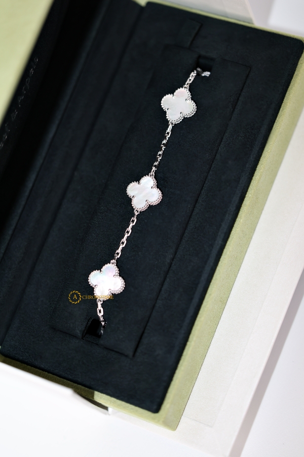 Браслет Van Cleef & Arpels Vintage Alhambra Pearl White Gold 5 мотивов - Швейцарские часы Браслет Van Cleef & Arpels Vintage Alhambra Pearl White Gold 5 мотивов