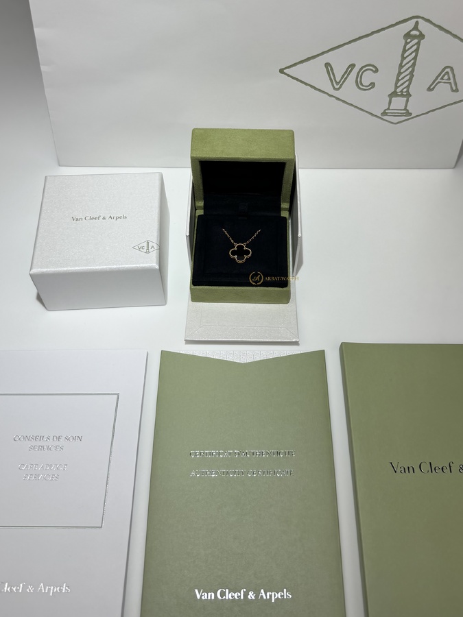Подвеска Van Cleef & Arpels Vintage Alhambra Onyx Yellow Gold