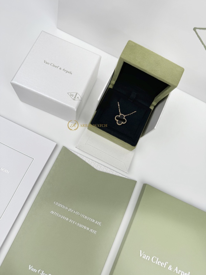 Подвеска Van Cleef & Arpels Vintage Alhambra Onyx Yellow Gold
