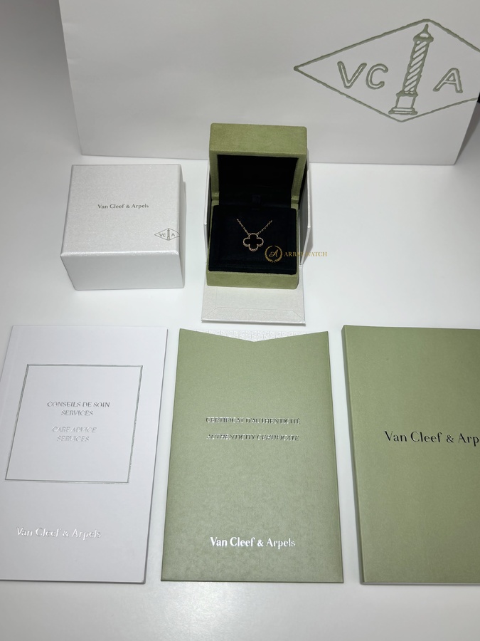 Подвеска Van Cleef & Arpels Vintage Alhambra Onyx Yellow Gold
