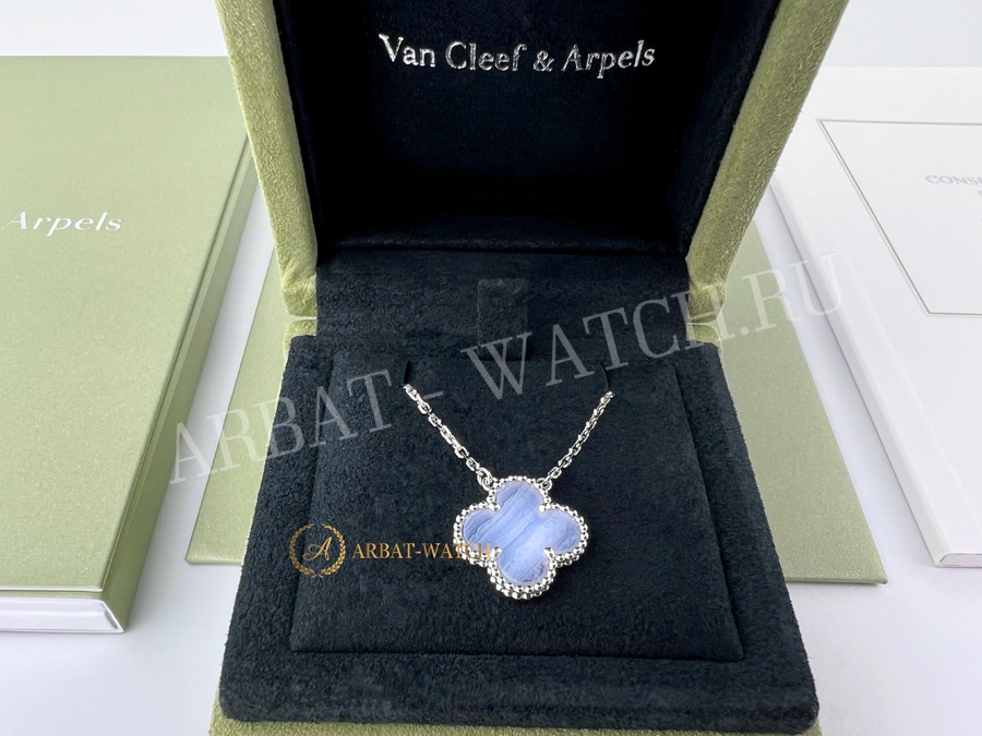 Подвеска Van Cleef & Arpels Vintage Alhambra Chalcedony White Gold - Швейцарские часы Подвеска Van Cleef & Arpels Vintage Alhambra Chalcedony White Gold