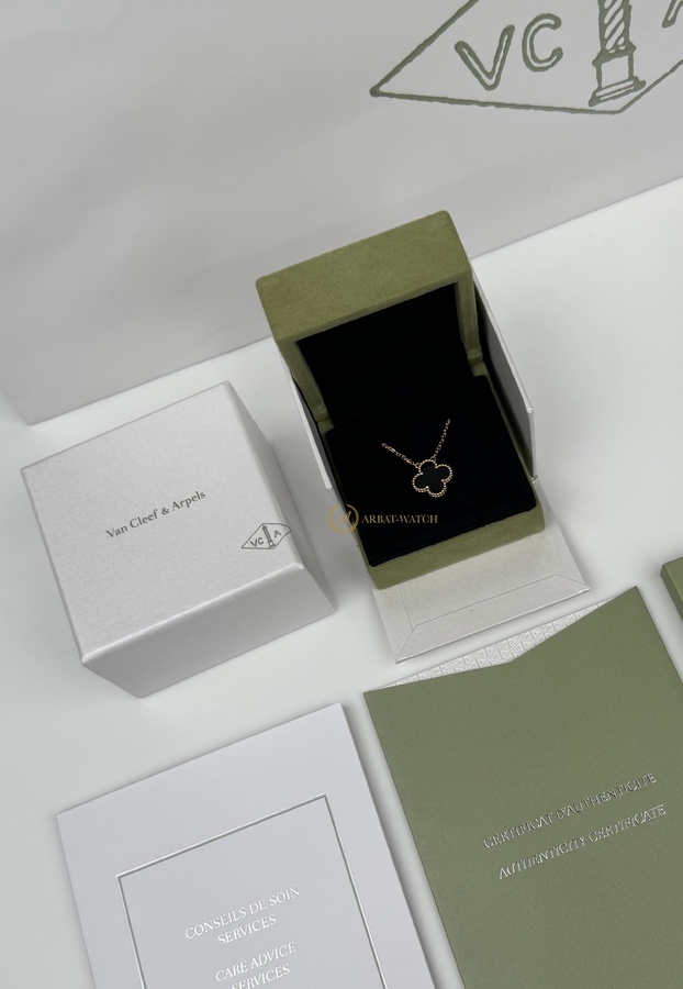Подвеска Van Cleef & Arpels Vintage Alhambra Onyx Yellow Gold