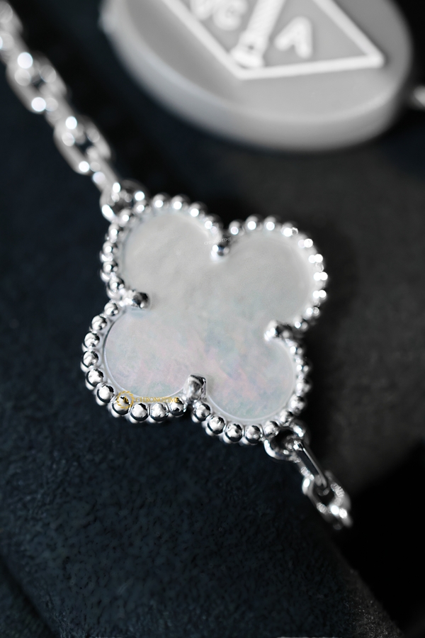 Браслет Van Cleef & Arpels Vintage Alhambra Pearl White Gold 5 мотивов - Швейцарские часы Браслет Van Cleef & Arpels Vintage Alhambra Pearl White Gold 5 мотивов