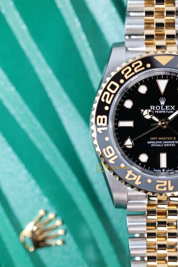 Rolex GMT-Master II 40 mm Yellow Rolesor Black Dial 126713GRNR Jubilee