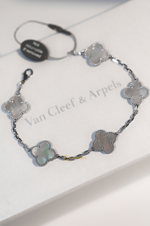 Браслет Van Cleef & Arpels Vintage Alhambra Pearl White Gold 5 мотивов - Швейцарские часы Браслет Van Cleef & Arpels Vintage Alhambra Pearl White Gold 5 мотивов