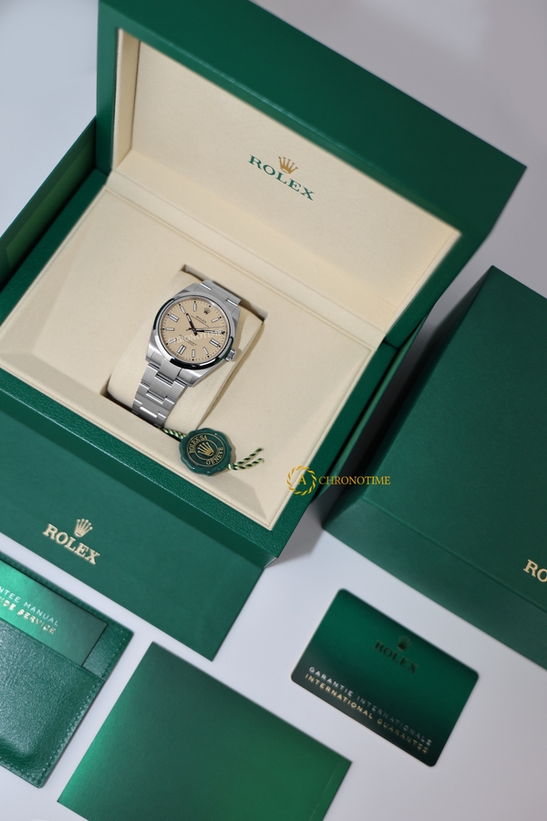 Rolex Oyster Perpetual 41 mm Oystersteel Beige Dial 134300