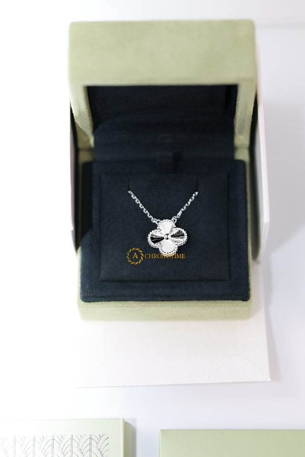 Подвеска Van Cleef & Arpels Vintage Alhambra Guilloche Rhodium White Gold