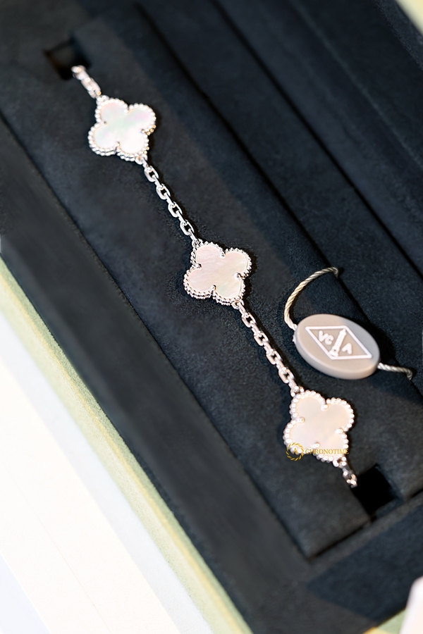 Браслет Van Cleef & Arpels Vintage Alhambra Pearl White Gold 5 мотивов - Швейцарские часы Браслет Van Cleef & Arpels Vintage Alhambra Pearl White Gold 5 мотивов
