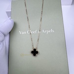 Подвеска Van Cleef & Arpels Vintage Alhambra Onyx Yellow Gold